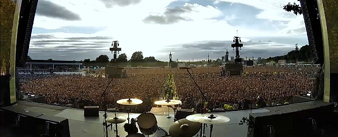Copertina di Freddie Mercury è vivo e canta insieme a noi. Fuoriprogramma al concerto dei Green Day, il tributo è da brividi