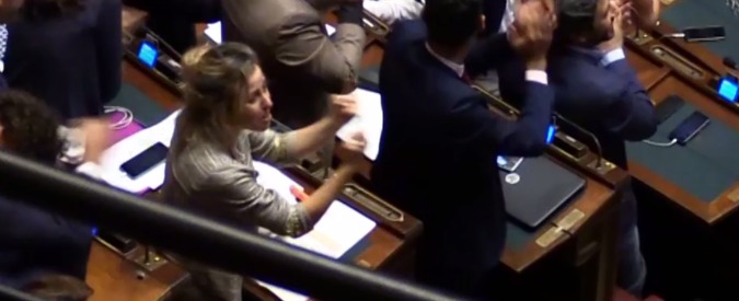 Copertina di Vitalizi, Rampi (Pd) accusa Giulia Grillo (M5S): “Ha fatto il gesto dei diti medi”. Ma il video la scagiona