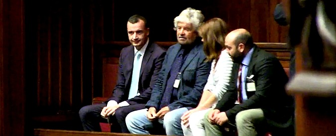 Copertina di Vitalizi, Grillo arriva in Aula per seguire i lavori e scherza mandando messaggi in codice. Ma viene richiamato dai commessi