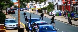 Copertina di Londra, scene di guerriglia urbana in pieno giorno: un’ auto cerca di investire i ragazzi di una gang