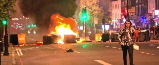 Copertina di Scene di guerriglia urbana a Londra: scontri con la polizia durante manifestazione in memoria di due ragazzi morti