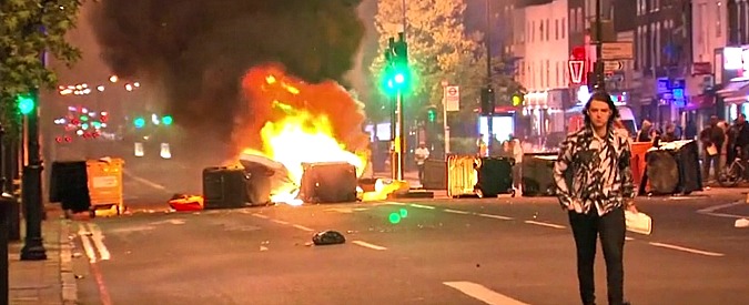 Copertina di Scene di guerriglia urbana a Londra: scontri con la polizia durante manifestazione in memoria di due ragazzi morti