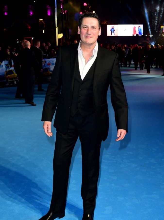 Sanremo 2019, con Arisa c’è Tony Hadley: il 58enne che twitta spesso è un “tipetto” moderno da social Sanremo 2019, con Arisa c’è Tony Hadley: il 58enne che twitta spesso è un “tipetto” moderno da social