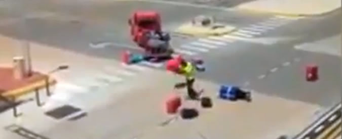 Copertina di Il lancio dei trolley? Si fa anche in questo aeroporto. Passeggeri increduli davanti alla scena