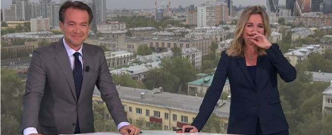 Copertina di “Nudi fino alla meta”: in studio i giornalisti non smettono di ridere. E l’effetto è contagioso