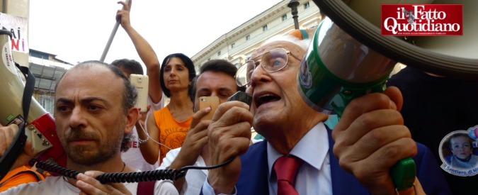 Copertina di Vaccini, presidio free-vax a Montecitorio. Imposimato invita alla disobbedienza: “Genitori, non lo applicate”