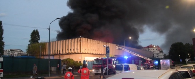 Copertina di Milano, brucia deposito di immondizia nell’hinterland: odore di rifiuti in tutta la città