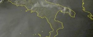 Incendi - 3 procure indagano in Campania e Sicilia : “Roghi dolosi”. Il Vesuvio brucia ancora : la colonna di fumo fino al Salento