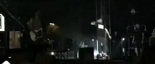 Copertina di Lo skateboard elettrico tradisce J-Ax: il cantante vola giù durante un concerto a Roma