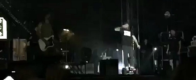 Copertina di Lo skateboard elettrico tradisce J-Ax: il cantante vola giù durante un concerto a Roma