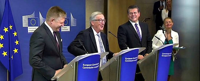 Copertina di Squilla il cellulare di Juncker: “È mia moglie. Anzi no”. E attacca il telefono alla cancelliera tedesca