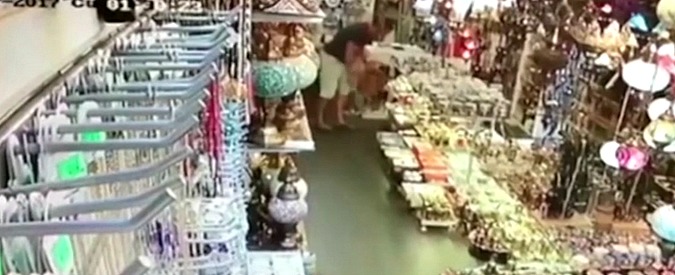 Copertina di Terremoto nel mar Egeo, la scossa lo sorprende nel negozio. La fuga dell’uomo mentre cadono gli oggetti