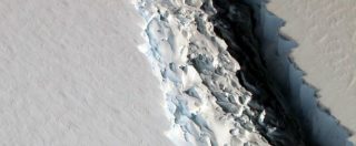 Copertina di Antartide, l’iceberg da record si stacca. Le immagini dal satellite: “Grande due volte il Lussemburgo”