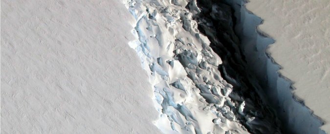 Copertina di Antartide, l’iceberg da record si stacca. Le immagini dal satellite: “Grande due volte il Lussemburgo”