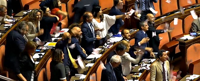 Copertina di Banche venete, bagarre in Aula. Senatori M5s lanciano false banconote da 500 euro: “Prendetevi anche queste”