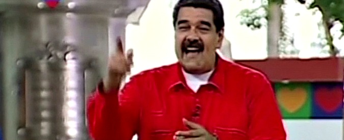 Copertina di Venezuela, Maduro lancia una versione politica di “Despacito”. Ma gli autori lo diffidano: “Giù le mani dalla nostra canzone”
