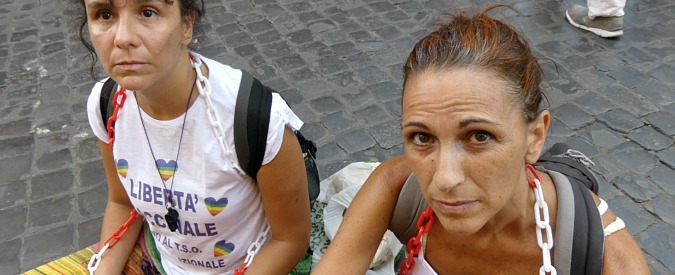 Copertina di Decreto vaccini, mamme si incatenano davanti al Senato mentre è in corso la discussione della legge Lorenzin