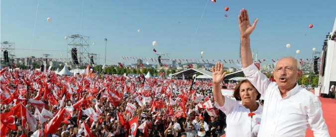 Turchia, un anno dopo la carneficina del tentato golpe. Erdogan è meno forte e l’opposizione torna in piazza