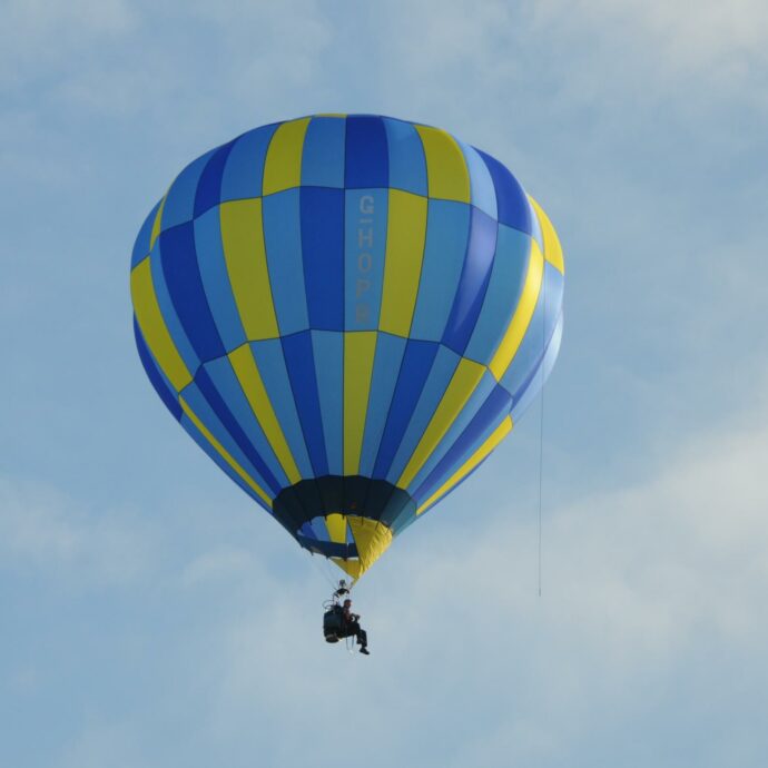 Cade dalla mongolfiera in volo e precipita nel vuoto: il corpo del 33enne ritrovato dopo ore di ricerche