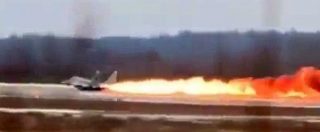 Copertina di Il jet prende fuoco al decollo, il tempismo del topgun bielorusso vale la vita