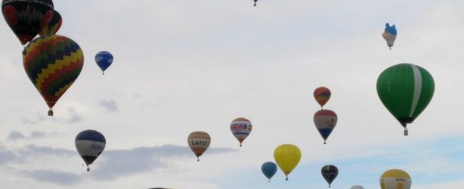 Campionato mondiale di volo in mongolfiera: dal gufo volante alla bottiglia di champagne, spettacolo nei cieli francesi (FOTO)