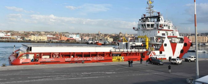 Migranti, nave Msf non entra nel porto di Lampedusa. La ong: “Nessun divieto, solo un normale trasbordo di persone”
