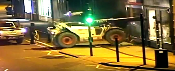 Copertina di Al bancomat con il muletto. Così questa banda di ladri ha messo a segno il colpo