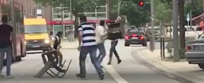 Copertina di Amburgo, un uomo accoltella sette persone in un supermarket: un morto e sei feriti. Fermato prendendolo a sediate