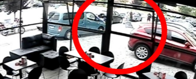 Copertina di Pavia, spara al rivale davanti alla moglie incinta. Le immagini dell’omicidio