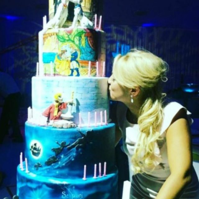 Francesca Pascale, la fidanzata di Berlusconi festeggia il compleanno a Villa Certosa con una torta a 5 piani e a tema Disney