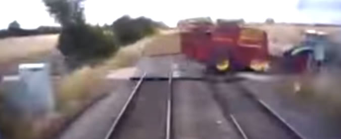 Copertina di Paura sui binari: l’agricoltore attraversa con il treno in corsa. Le immagini sono al cardiopalma