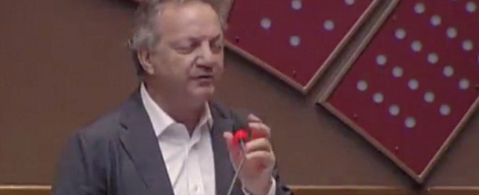 Copertina di Vitalizi, Pizzolante (Ap): “Parità di trattamento? A mio figlio hanno bloccato i fidi. Parlamentari nel limbo”