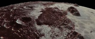 Copertina di New Horizons regala nuove immagini di Plutone, il video della Nasa rivela dettagli inediti del pianeta nano