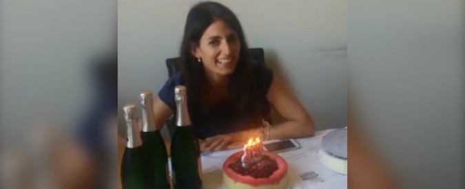Copertina di Virginia Raggi compie gli anni. Il video su Facebook: “Riusciremo a vincere ogni battaglia”