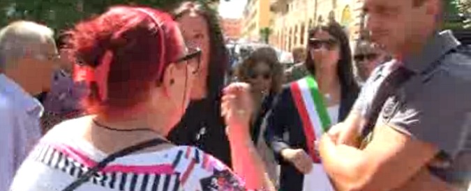 Copertina di Roma, insulti e urla contro la Raggi alla commemorazione. Abitanti di San Lorenzo: “Ci lasci nella monnezza”
