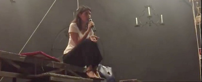 Copertina di Roma, il discorso motivazionale della Raggi agli eletti M5S: “Un anno durissimo. Ora è il tempo di osare”