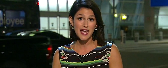 Copertina di Un grosso ragno le cammina sul braccio durante la diretta tv. Ecco come reagisce l’inviata di Fox4 News