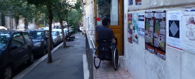 Copertina di Roma, rampa per disabili multata dopo 14 anni. “La politica? Nessuna risposta. Solo burocrazia”