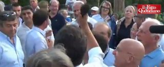 Copertina di Renzi strappa il microfono dalle mani dell’inviata La7, lo lancia e lo fa cadere a terra