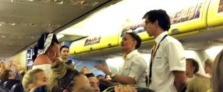 Copertina di Lite con rissa sul volo Ryanair: hostess allontanano gruppo di donne ubriache. E gli altri passeggeri reagiscono così