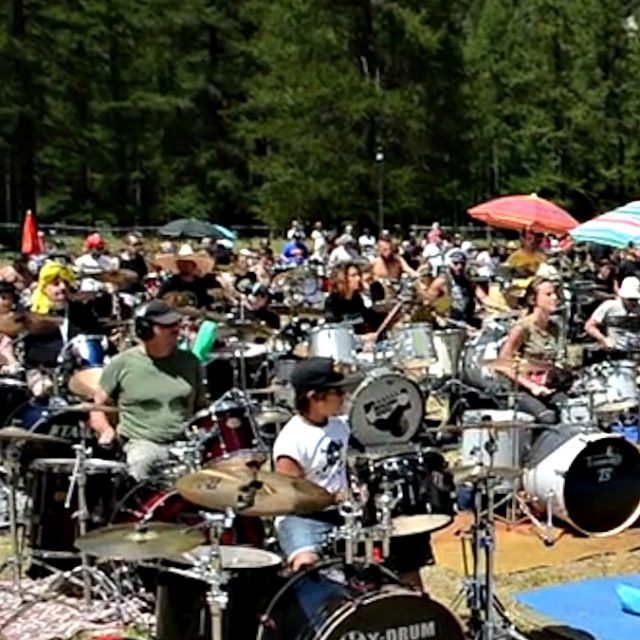 L’impresa di Rockin’1000: la più grande band del mondo porta il rock ai piedi del Monte Bianco