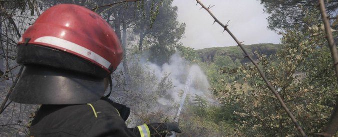 Incendi, la Campania continua a bruciare: l’emergenza è un business