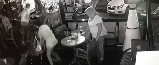 Copertina di Terremoto nel mar Egeo: il momento della scossa. Turisti fuggono da un bar di Bodrum