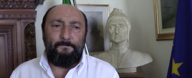 Copertina di Apologia di fascismo, il sindaco di Predappio: “Non serve solo reprimere. Bisogna sbattere la realtà in faccia agli italiani”