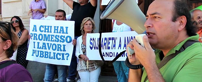 Copertina di Reggio Calabria, sit-in contro il sindaco Pd Falcomatà: “Perché hai cacciato l’assessora alla Legalità? Era buona amministratrice”