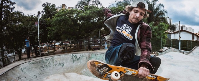 Copertina di Sullo skate senza gambe. Così dalla nascita, Vinicios si vergognava di uscire di casa: guardate oggi di cosa è capace