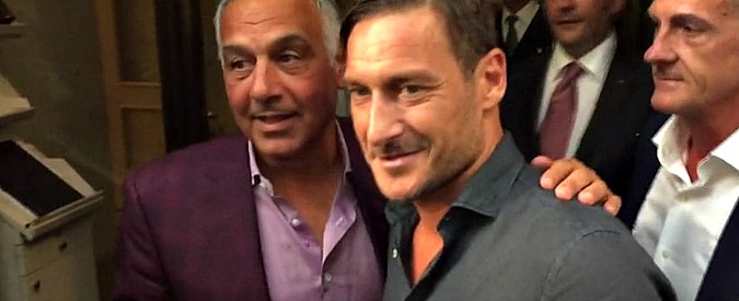 Copertina di Roma, Totti e l’abbraccio con Pallotta: “Soddisfatto dell’incontro, presto diventerò dirigente”