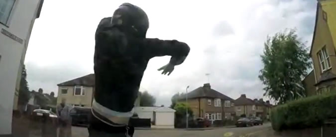 Copertina di Lo scooter viene tamponato allo stop, con tanto di testimone. Ma nulla è come sembra: ecco perché