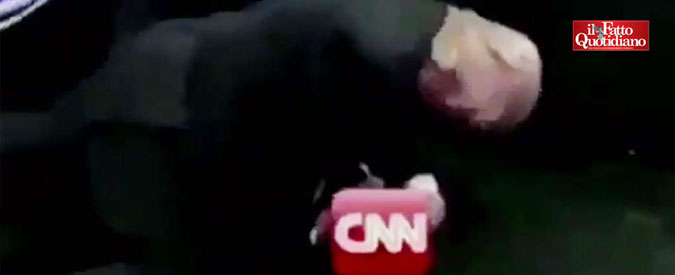 Copertina di Usa, Trump contro Cnn nemica: in un video picchia e mette al tappeto logo dell’emittente