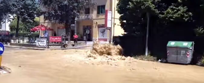 Copertina di Perugia, esplode una tubatura: la strada si trasforma in vero e proprio fiume